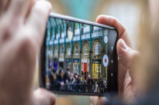 Avtomobili saxlayıb video çəkənlərə XƏBƏRDARLIQ