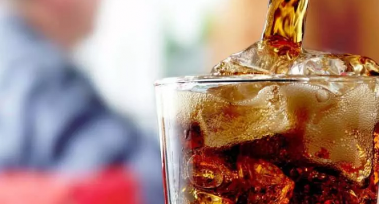 Kola içdikdən 1 saat sonra bədənimizdə nələr baş verir? - Diqqət