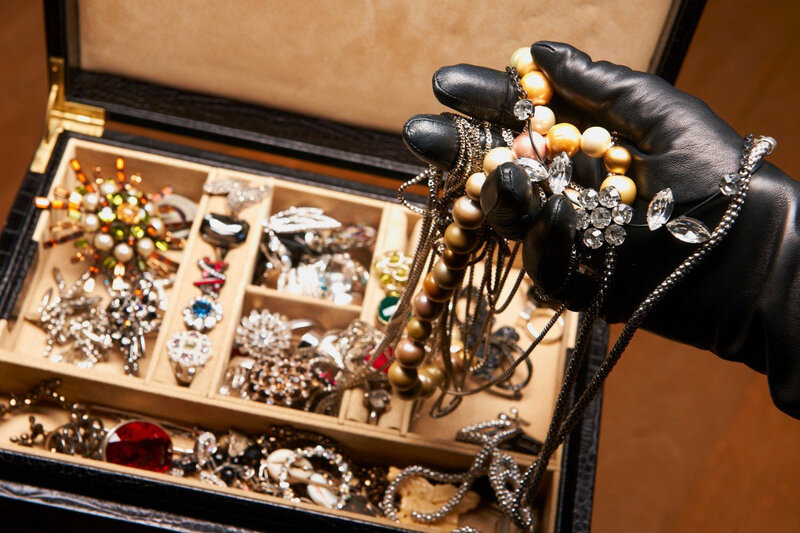 Bakıda 75 yaşlı qadına zor tətbiq edib qızıl boyunbağını oğurladılar