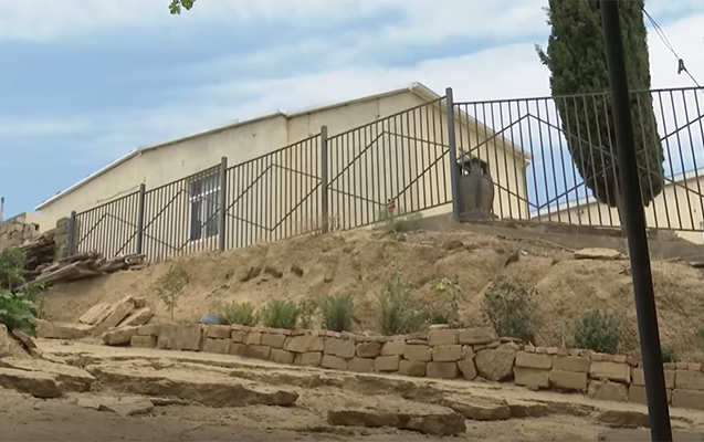 "O qapını bağlasam, şagird və müəllimlər qalacaq çöldə" - Video