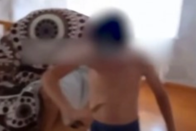 Azyaşlı əlində bıçaq tutub təhlükəli hərəkətlər etdi, valideyni lentə aldı - VİDEO