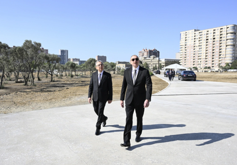 İlham Əliyev metronun "Gənclik" stansiyası yanındakı yeni parkda işlərin gedişi ilə tanış olub