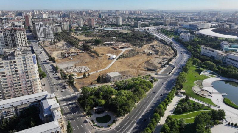 İlham Əliyev metronun "Gənclik" stansiyası yanındakı yeni parkda işlərin gedişi ilə tanış olub