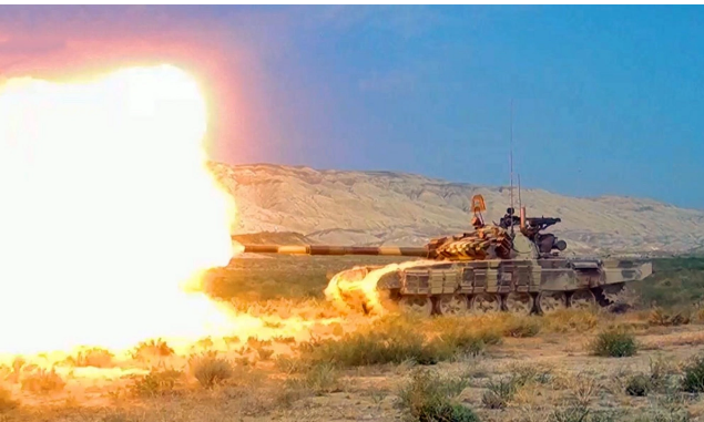 Quru qoşunlarında döyüş atışlı taktiki təlimlər: Zirehli texnikalarımızdan sərrast atəş