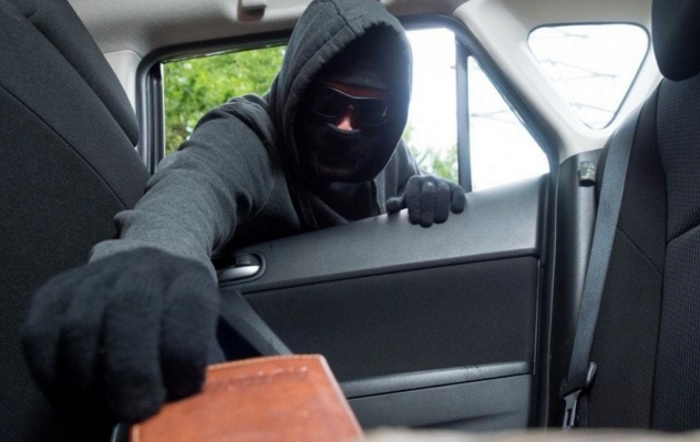 Bakıda xarici vətəndaşın avtomobilindən 100 min manat oğurlanıb, şübhəli bilinən sürücüsü saxlanılıb