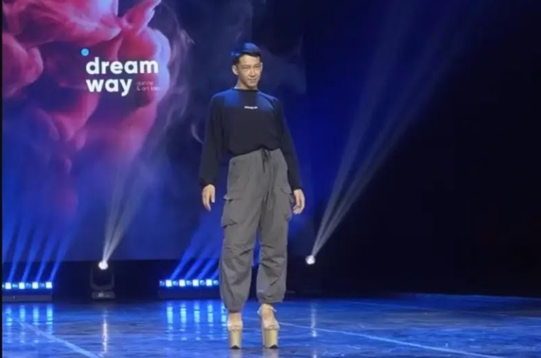 Məşhur kişi xoreoqraf dikdaban ayaqqabıda rəqs etdiyi üçün az qala cəzalandırılacaqdı