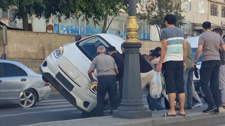 Qadın sürücünü çaşdırdı, maşın aşdı – Video