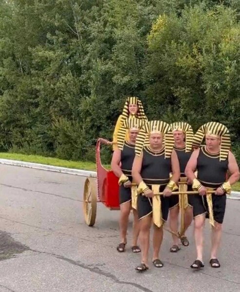 Azərbaycanlı biznesmen "fironluq" etdi - Qulların əhatəsində