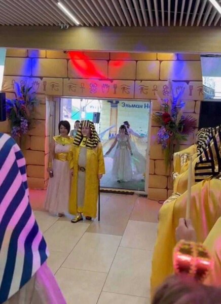 Azərbaycanlı biznesmen "fironluq" etdi - Qulların əhatəsində