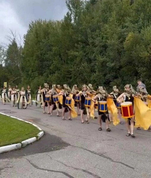 Azərbaycanlı biznesmen "fironluq" etdi - Qulların əhatəsində