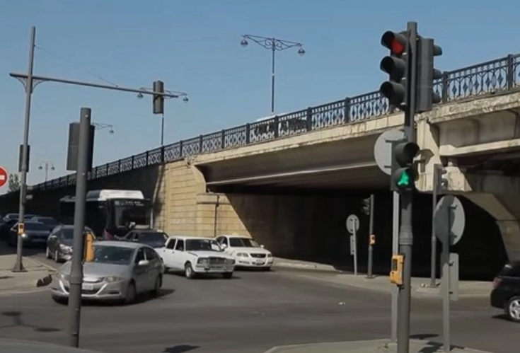 Bakının bəzi yerlərində sürücüləri çətin vəziyyətə salan İŞIQFORLAR