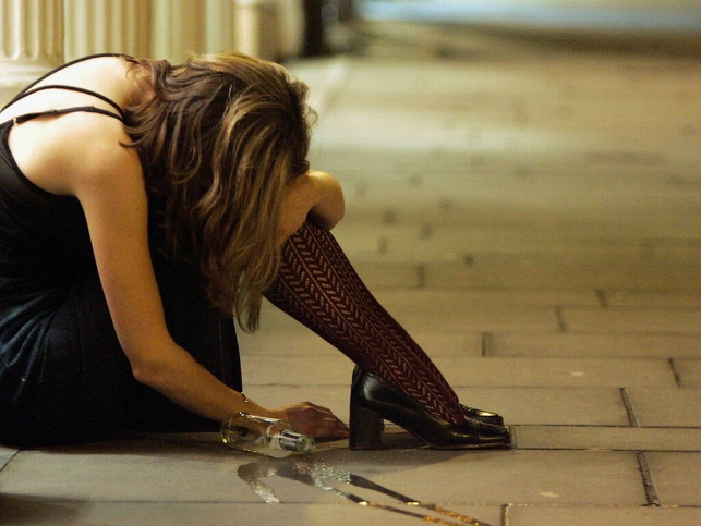 Araq məclisində oturan qadını qətlə yetirdilər: Cinayət baş verən evdən GÖRÜNTÜLƏR