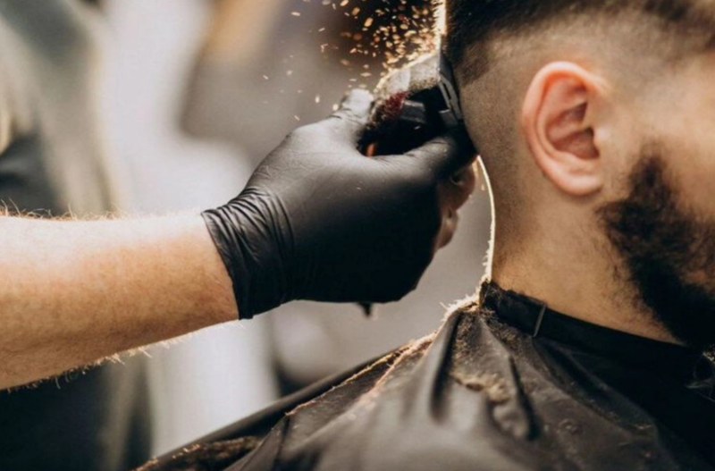 Bakıda kişi salonunda İNTİHAR