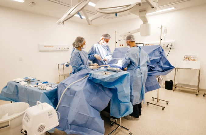 Bu necə ola BİLƏR? - Cərrah 13 yaşlı qızına xəstəni əməliyyat etməyə İCAZƏ VERDİ