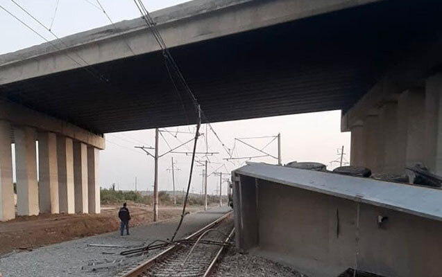 Yük maşını körpüdən aşdı - Ölənlər var - Yenilənib