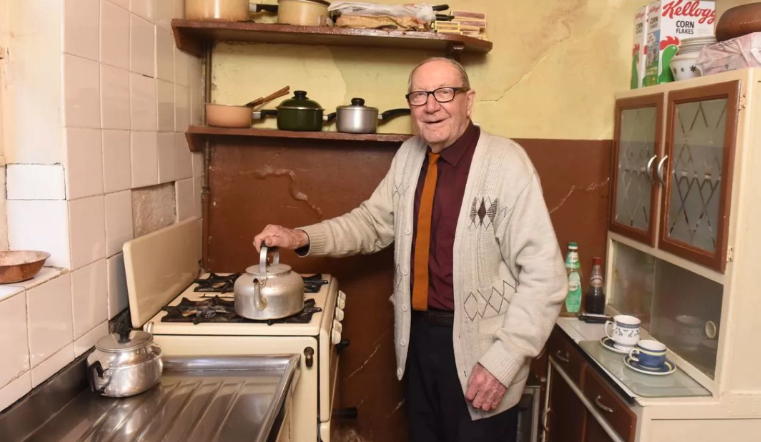 Soyuğa DÖZÜR: 89 yaşlı kişi 1948-ci ildən bəri EVİNİ TƏMİR ETMİR