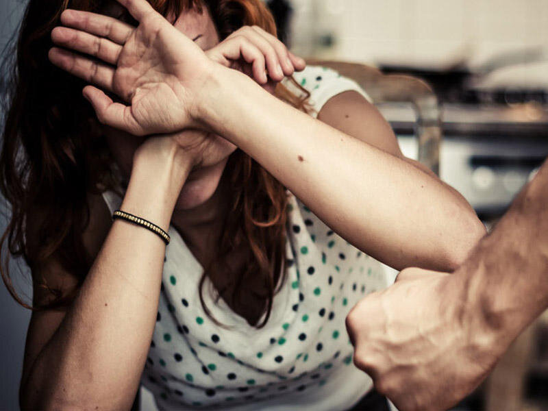 Arvadlarını döyən ərlər şizofreniyadan əziyyət çəkir? - VİDEO