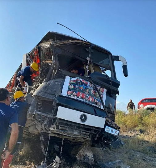 Azərbaycanlıların avtobusu dərəyə yuvarlandı, yaralılar var