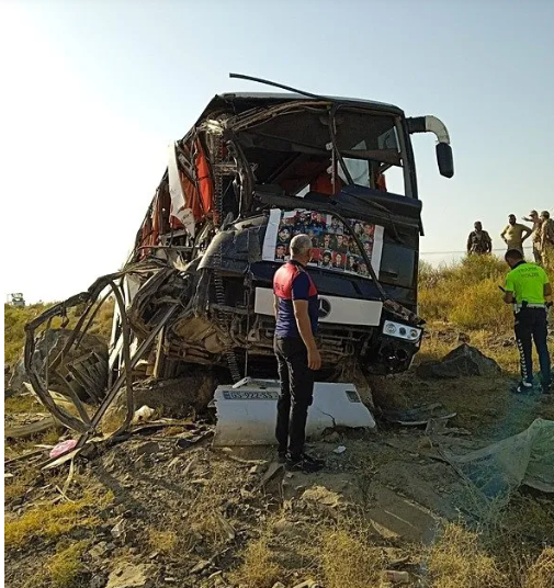 Azərbaycanlıların avtobusu dərəyə yuvarlandı, yaralılar var