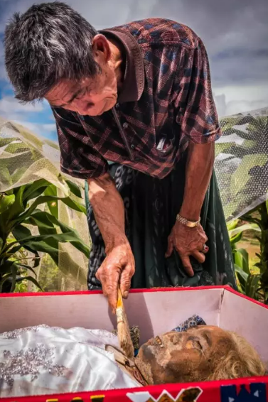 Qəribə ADƏT: Ölən qohumlarını qəbirdən çıxarır, paltar geyindirir, ŞƏKİL ÇƏKDİRİRLƏR - FOTOLAR