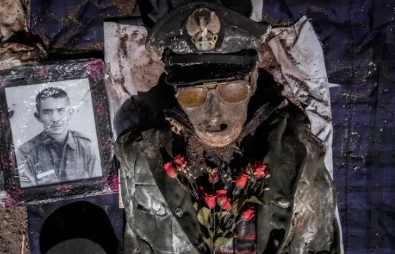 Qəribə ADƏT: Ölən qohumlarını qəbirdən çıxarır, paltar geyindirir, ŞƏKİL ÇƏKDİRİRLƏR - FOTOLAR