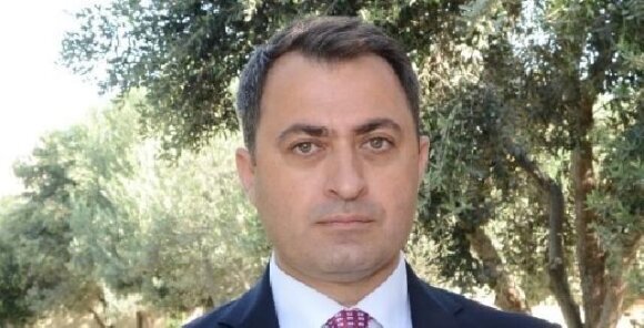 Coşqun Cəbrayılovun adamı jurnalistə əl-qol atdı – Video