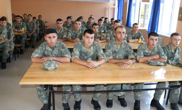 Hərbi Prokurorluğun və Müdafiə Nazirliyinin birgə keçirdiyi maarifləndirmə tədbirləri davam edir