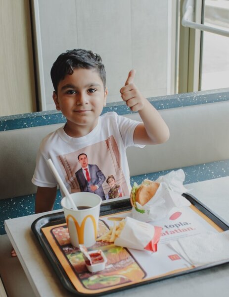 "McDonald’s Azərbaycan" və DSMF bütün ölkə üzrə şəhid ailələrindən olan birinci sinif şagirdlərini məktəb ləvazimatları ilə təmin edib - FOT