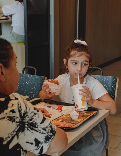 "McDonald’s Azərbaycan" və DSMF bütün ölkə üzrə şəhid ailələrindən olan birinci sinif şagirdlərini məktəb ləvazimatları ilə təmin edib - FOT