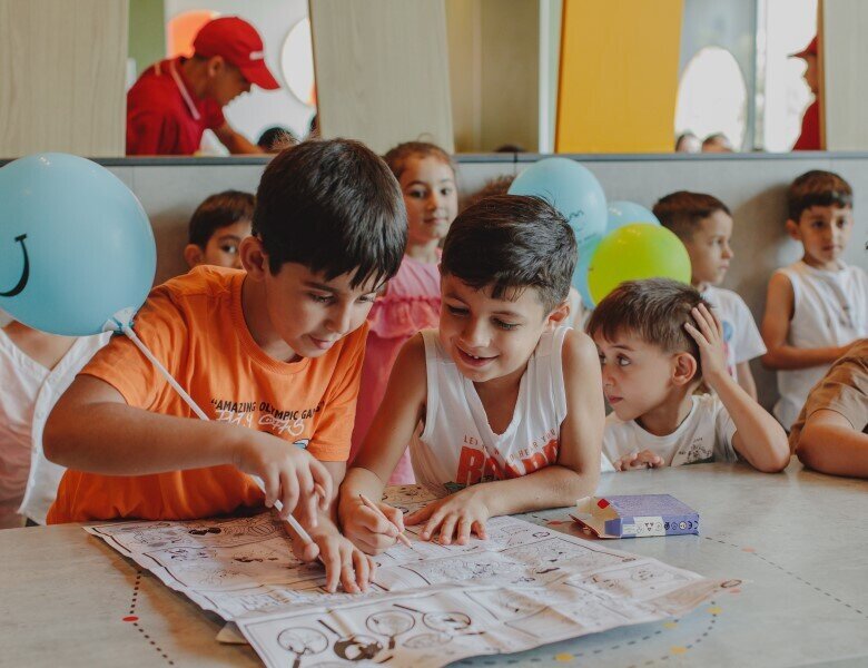 "McDonald’s Azərbaycan" və DSMF bütün ölkə üzrə şəhid ailələrindən olan birinci sinif şagirdlərini məktəb ləvazimatları ilə təmin edib - FOT