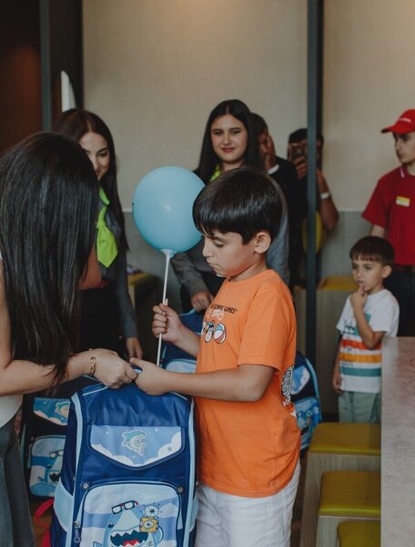 "McDonald’s Azərbaycan" və DSMF bütün ölkə üzrə şəhid ailələrindən olan birinci sinif şagirdlərini məktəb ləvazimatları ilə təmin edib - FOT