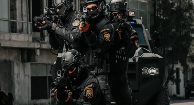 Bakıda ƏMƏLİYYAT: polis qaçan narkotacirlərə atəş açdı