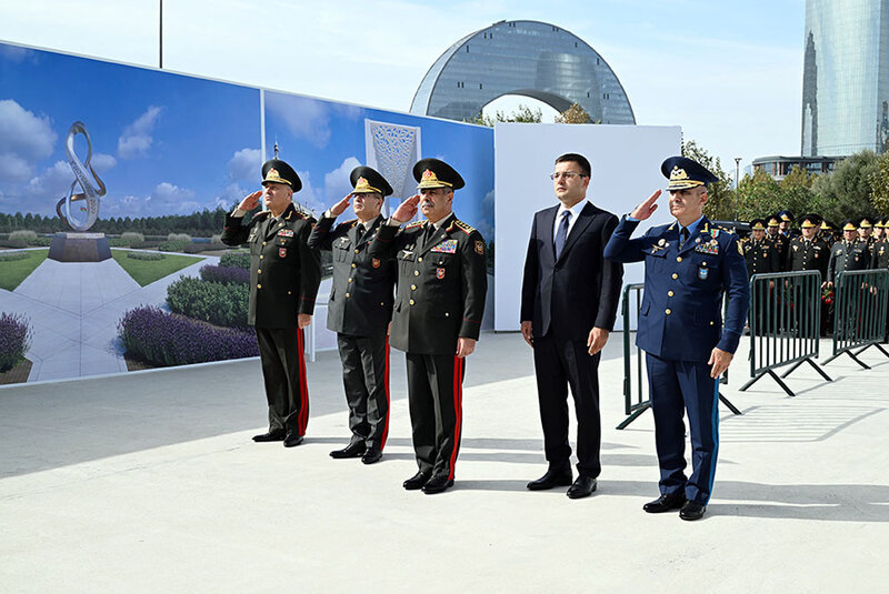 Müdafiə Nazirliyinin rəhbər heyəti Zəfər parkında - Fotolar