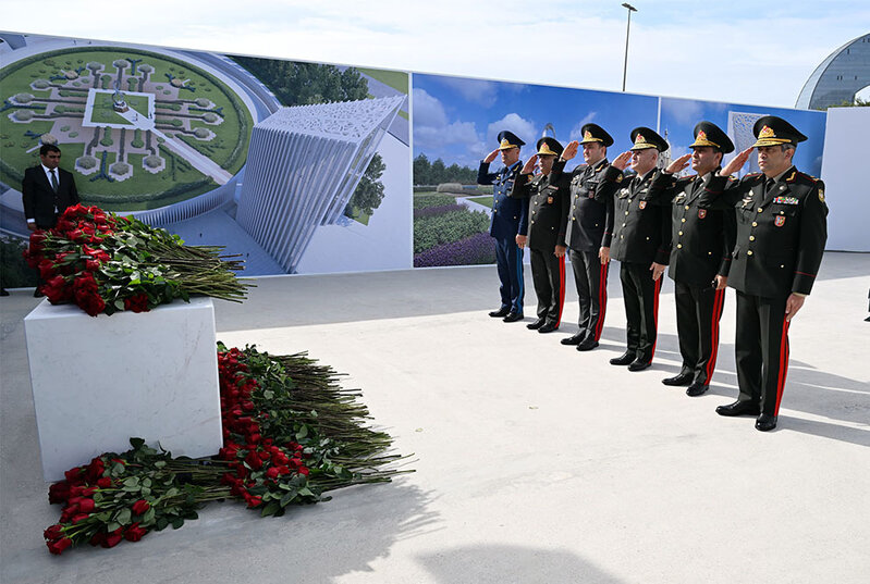 Müdafiə Nazirliyinin rəhbər heyəti Zəfər parkında - Fotolar