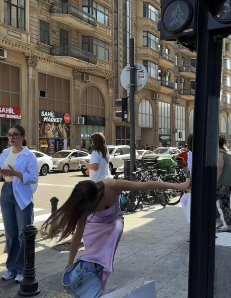 Bakının mərkəzində qız reklama görə soyundu - FOTOLAR