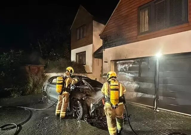 Lüks avtomobil şarj edərkən bomba kimi partladı - VİDEO