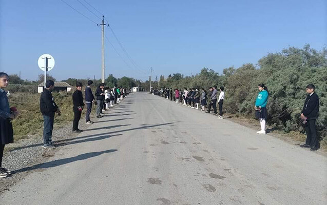 Zərdabda şagirdləri vəfat edən müəllimi son mənzilə belə yola saldı - Foto