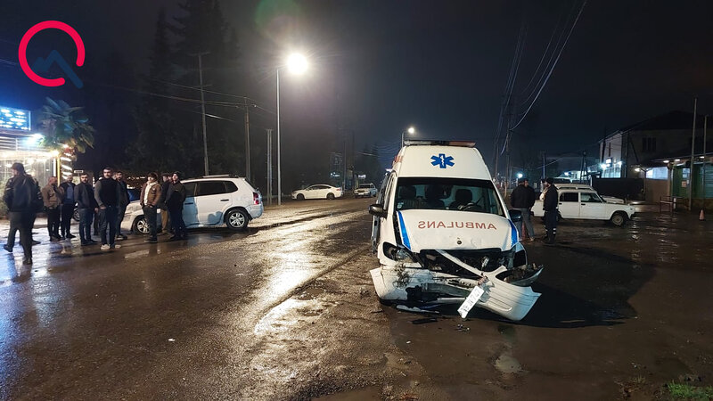 Təcili yardım maşını qəzaya düşdü - Yaralılar var + Foto