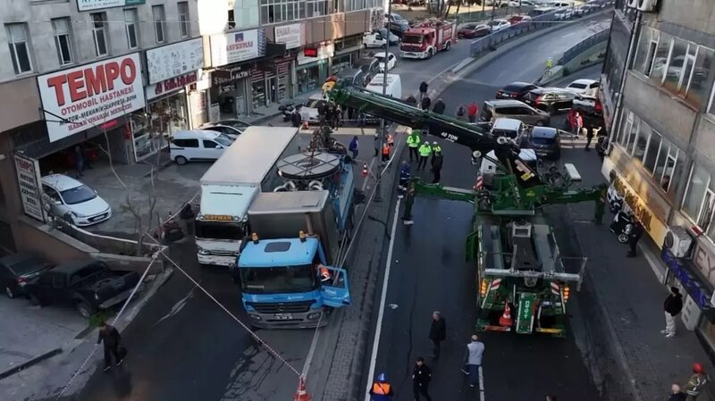 Yolun çökməsi nəticəsində, iki yük maşını çuxura düşdü - VİDEO