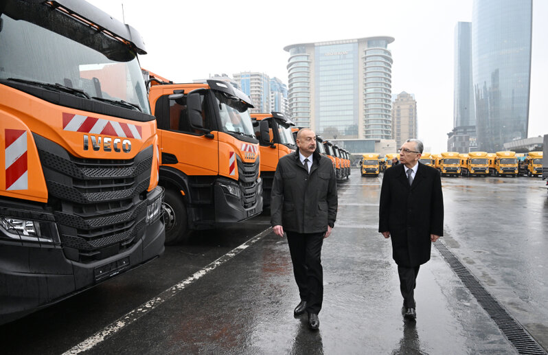 Prezident xüsusi təyinatlı nəqliyyat vasitələri ilə tanış oldu - Fotolar