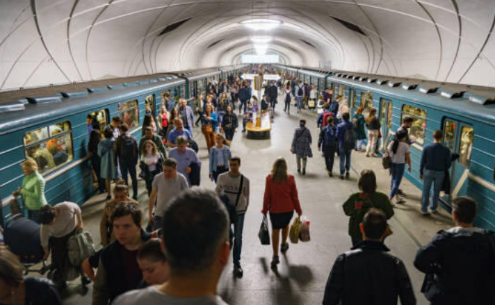 Qadını gələn metronun altına atmaq istədi: saçyolduya çıxdılar - VİDEO