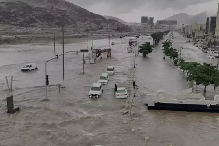 Məkkə, Mədinə və Ciddədə qırmızı xəbərdarlıq: Küçələr su altında qaldı