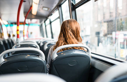 Avtobusdan düşüb yolu keçən tələbə qızı maşın vurub öldürdü