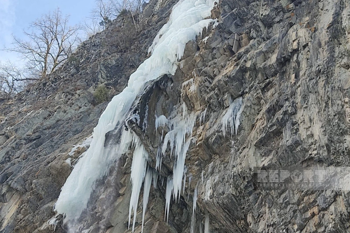 Azərbaycanda 75 metrlik şəlalə donub