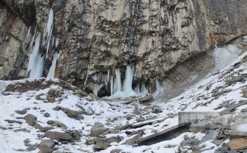 Azərbaycanda 75 metrlik şəlalə donub