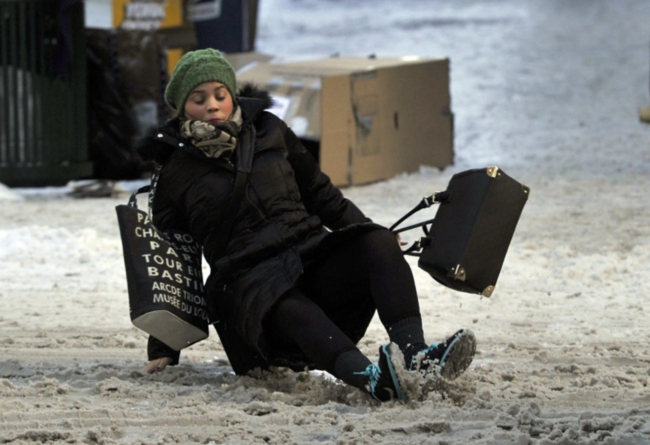 Sürüşsəniz, zərbənin gücünü azaltmaq üçün oturun - Buzlu yollarla əlaqədar piyadalara TÖVSİYƏLƏR