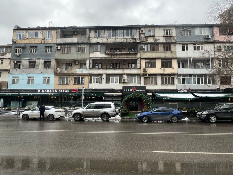 "Zeyd" restoranı Bakının mərkəzində səkini belə zəbt edib - FOTO