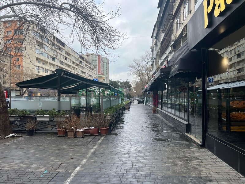 "Zeyd" restoranı Bakının mərkəzində səkini belə zəbt edib - FOTO