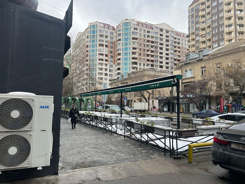 "Zeyd" restoranı Bakının mərkəzində səkini belə zəbt edib - FOTO