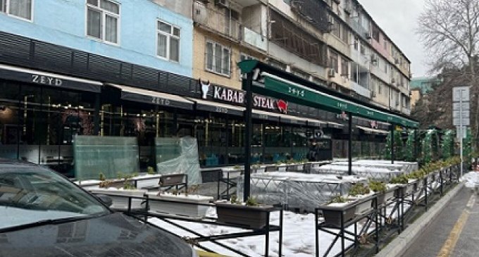 "Zeyd" restoranı Bakının mərkəzində səkini belə zəbt edib - FOTO